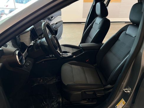 Used 2025 Chevrolet Trax LT w/ LT Convenience Package image 25