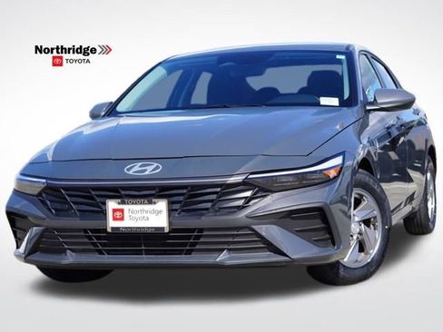 Used 2025 Hyundai Elantra SE image 1