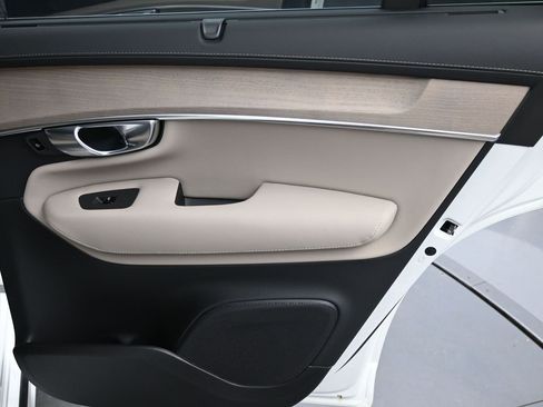 New 2026 Volvo XC90 T8 Ultra w/ Protection Package Premier image 17
