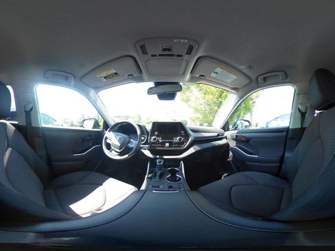 Used 2025 Toyota Highlander LE FWD image 44