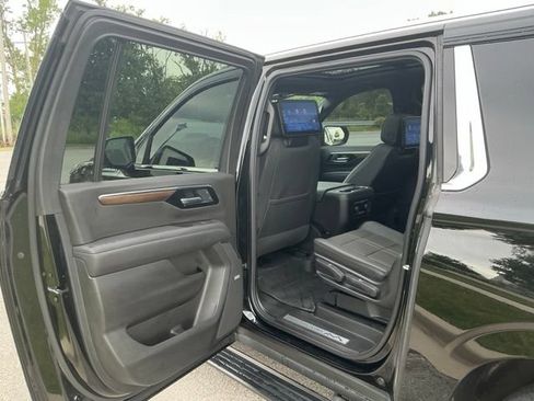 Used 2025 Chevrolet Suburban High Country AWD/4WD image 16