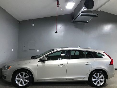 Used 2017 Volvo V60 T5 Platinum FWD image 6