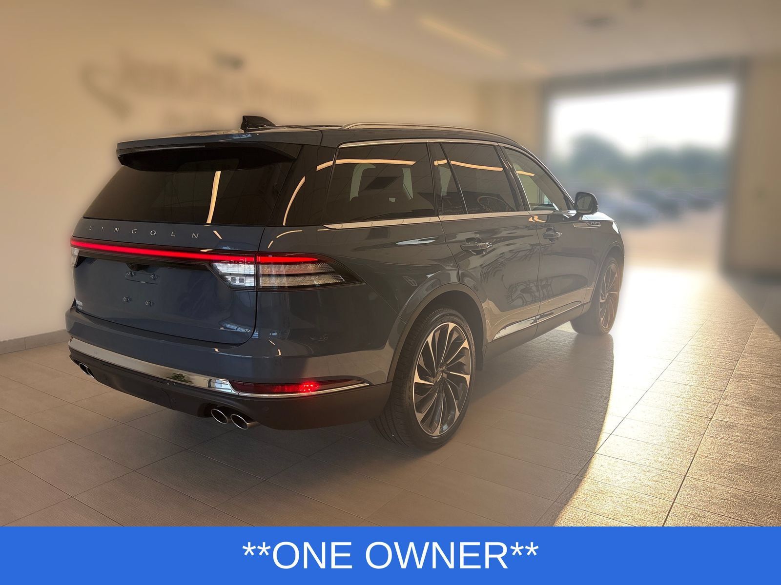Certified 2025 Lincoln Aviator Reserve AWD/4WD image 3