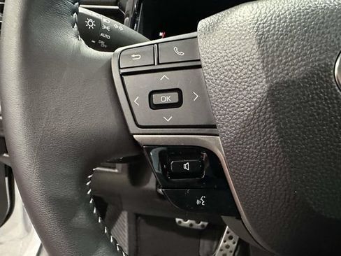 Used 2025 Toyota Camry SE w/ Convenience Package FWD image 31