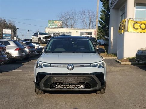 Certified 2025 Volkswagen Taos SE image 2