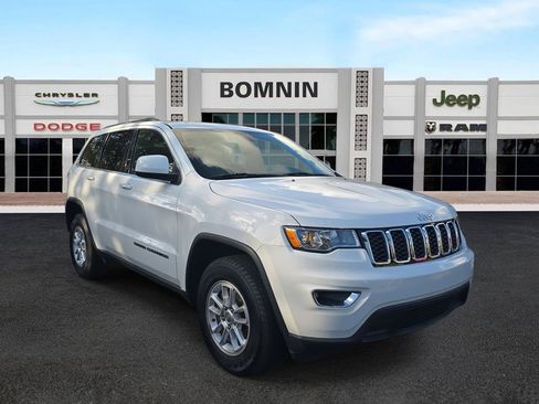 Used 2019 Jeep Grand Cherokee Laredo image 2