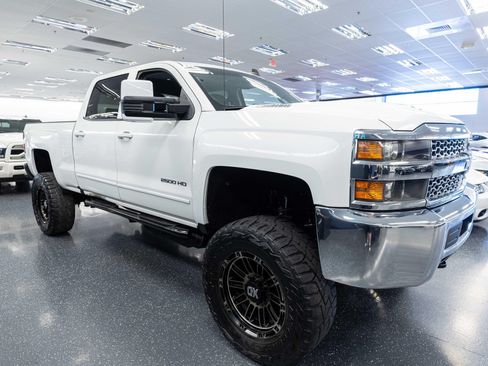 Used 2019 Chevrolet Silverado 2500 LT AWD/4WD image 4