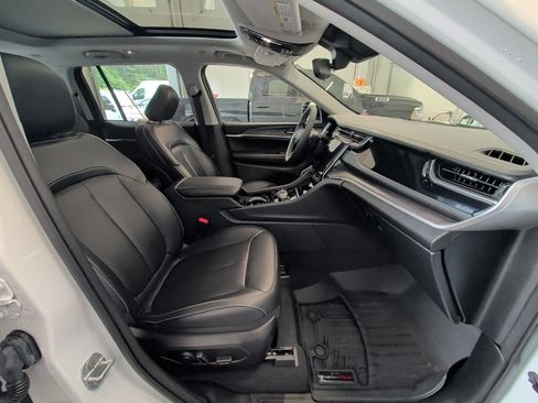 Used 2023 Jeep Grand Cherokee 4WD 4xe image 17