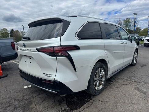 Used 2022 Toyota Sienna Platinum AWD/4WD image 2