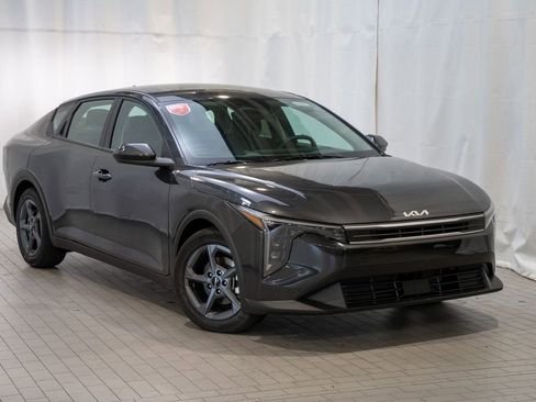New 2025 Kia K4 LXS image 1