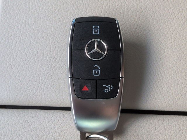 Used 2025 Mercedes-Benz GLE 450e 4MATIC image 32