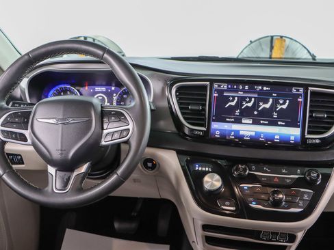 Used 2023 Chrysler Pacifica Touring-L image 17
