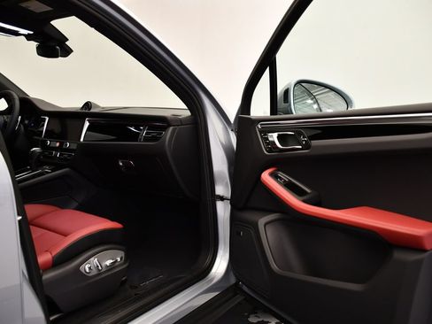 Certified 2026 Porsche Macan AWD/4WD image 48