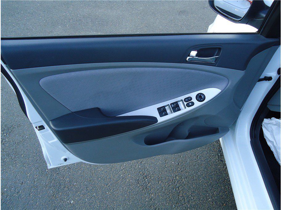 Used 2013 Hyundai Accent SE FWD image 10