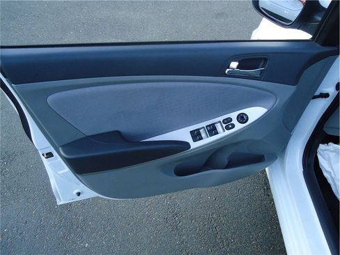 Used 2013 Hyundai Accent SE FWD image 10