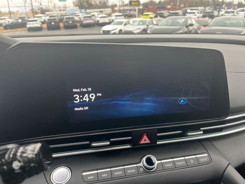 Used 2025 Hyundai Elantra Limited image 17