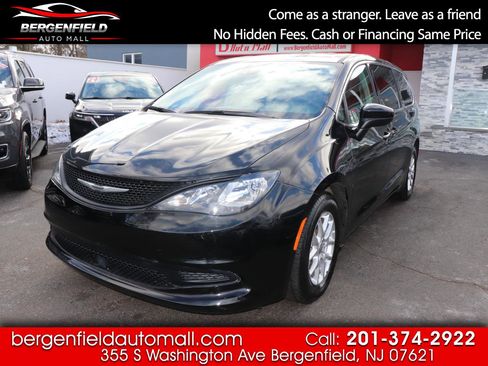 Used 2023 Chrysler Voyager LX image 1