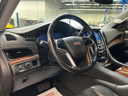 Used 2019 Cadillac Escalade Premium Luxury RWD image 21