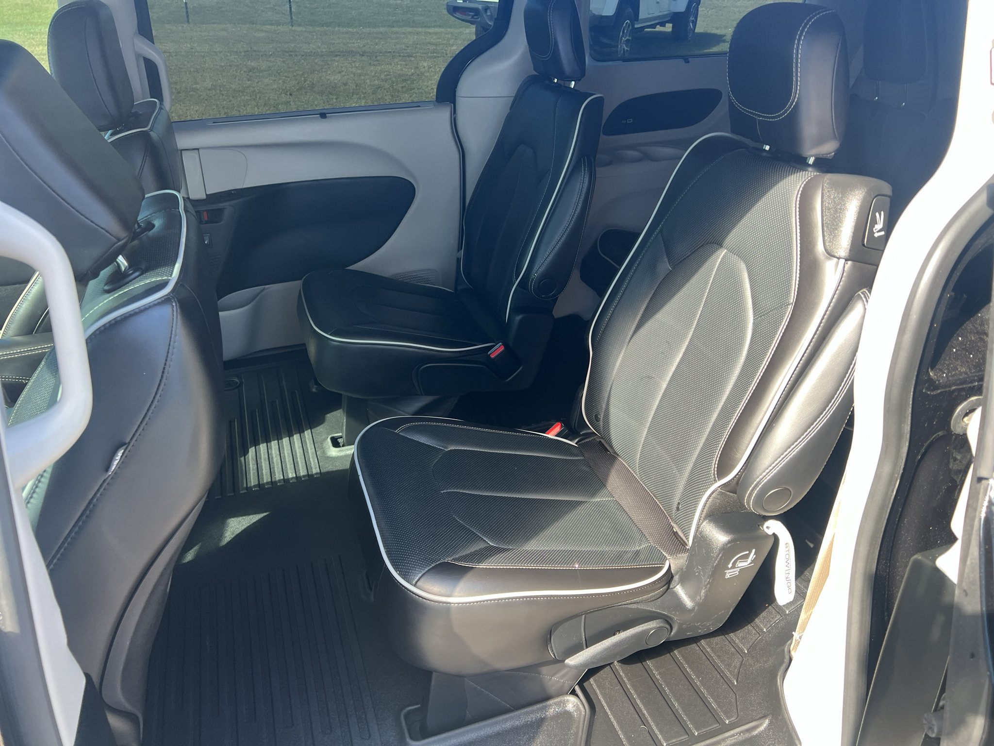 Used 2023 Chrysler Pacifica Limited FWD image 17