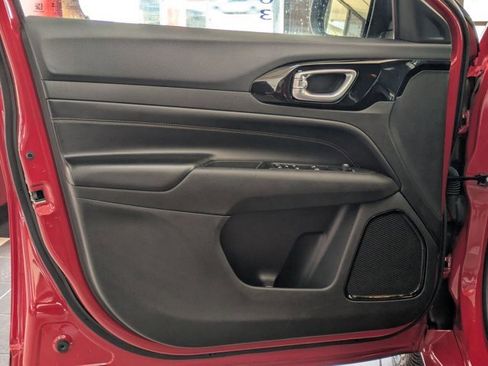 Used 2023 Jeep Compass Limited image 11