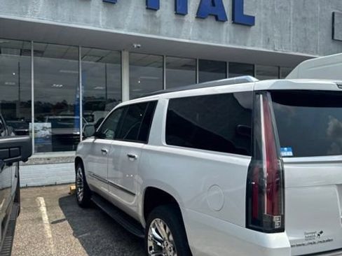 Used 2020 Cadillac Escalade ESV Luxury w/ LPO, Radiant Package AWD/4WD image 4