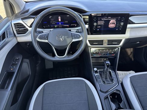 Certified 2025 Volkswagen Taos SE image 7