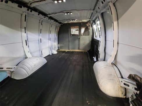 Used 2016 Chevrolet Express 2500 image 25