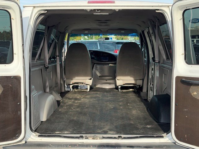 Used 1998 Ford E-150 and Econoline 150 Club Wagon RWD image 15