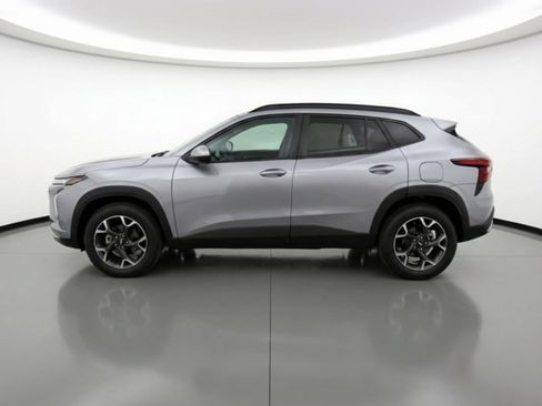 Used 2025 Chevrolet Trax LT w/ LT Convenience Package image 5