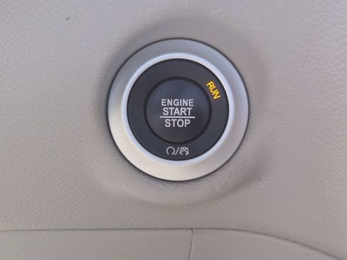 Used 2023 Chrysler Pacifica Touring-L FWD image 23