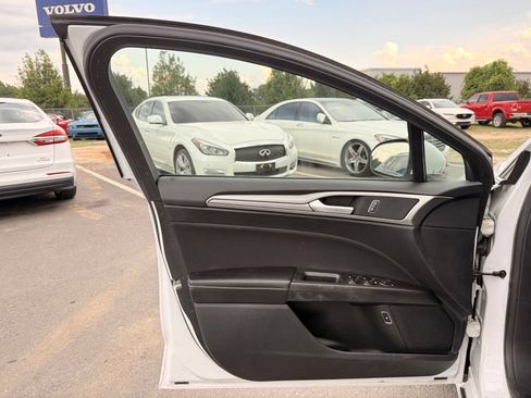 Used 2019 Ford Fusion SE FWD image 10