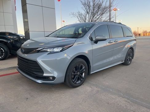 Used 2024 Toyota Sienna XLE Woodland Edition image 2