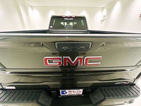 Used 2022 GMC Sierra 2500 AT4 w/ AT4 Preferred Package AWD/4WD image 6