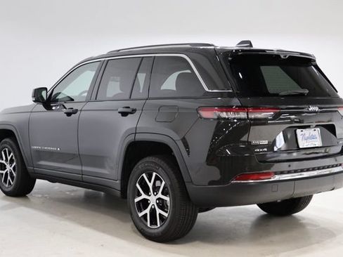 Used 2023 Jeep Grand Cherokee Limited w/ Luxury Tech Group II AWD/4WD image 5