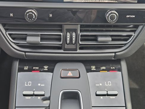 Certified 2025 Porsche Macan image 19