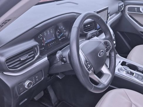 Used 2021 Ford Explorer XLT w/ Equipment Group 202A AWD/4WD image 10