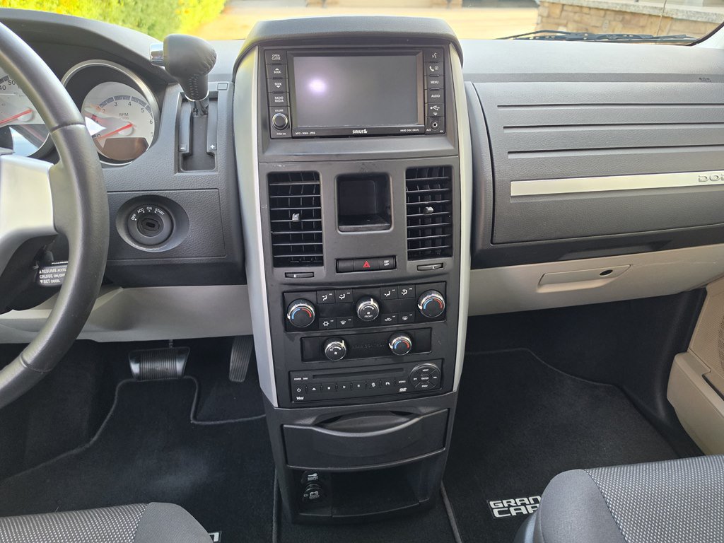 Used 2009 Dodge Grand Caravan SXT w/ Entertainment Group 2 FWD image 40