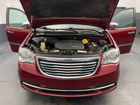 Used 2016 Chrysler Town & Country Touring-L image 15