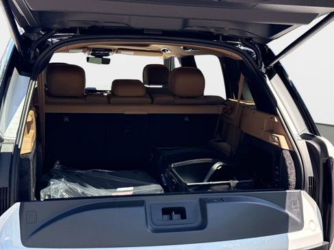 New 2026 Land Rover Range Rover Long Wheelbase SE AWD/4WD image 11