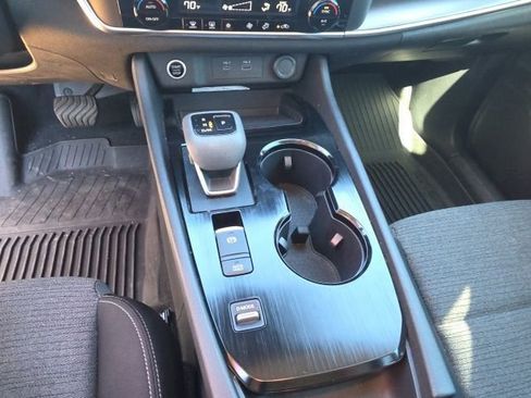 Used 2023 Nissan Rogue SV image 19