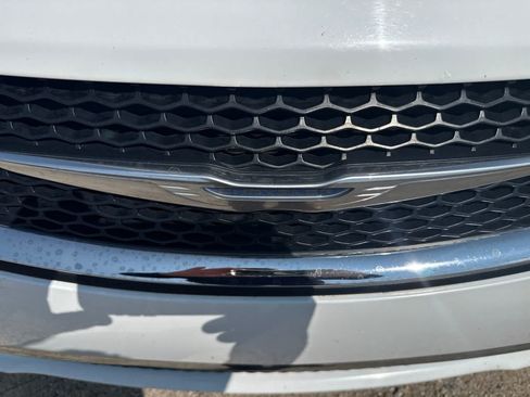 Used 2018 Chrysler Pacifica Touring-L w/ Tire & Wheel Group FWD image 11
