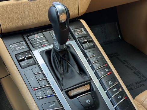 Used 2018 Porsche Macan AWD/4WD image 31