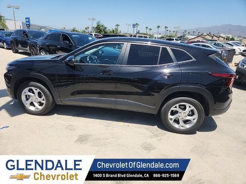 Used 2024 Chevrolet Trax LS w/ LS Convenience Package FWD image 2