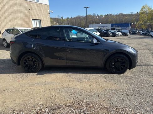 Used 2024 Tesla Model Y Long Range AWD/4WD image 8