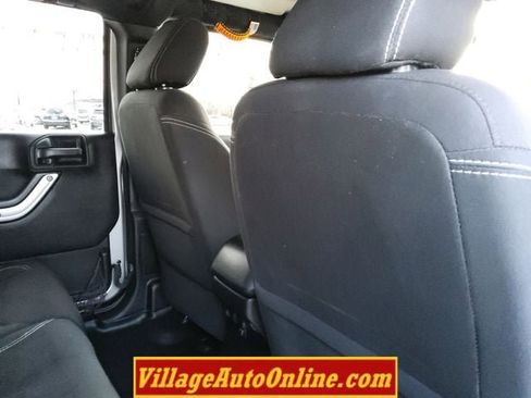 Used 2014 Jeep Wrangler Unlimited Rubicon w/ Connectivity Group image 31