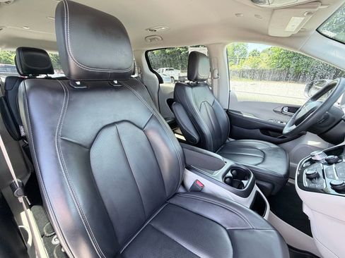 Used 2023 Chrysler Pacifica Touring-L image 24