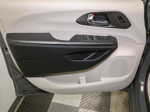 Used 2021 Chrysler Pacifica Touring-L image 38