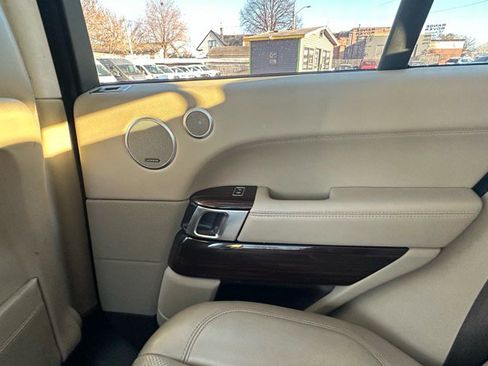Used 2017 Land Rover Range Rover HSE image 24