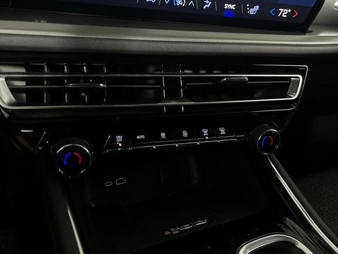 Used 2024 Chevrolet Traverse LT image 16