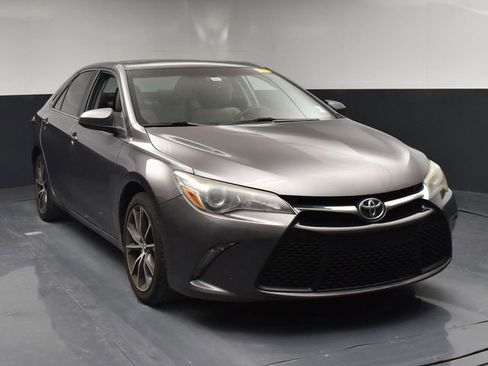 Used 2017 Toyota Camry XSE w/ Moonroof Package FWD image 2
